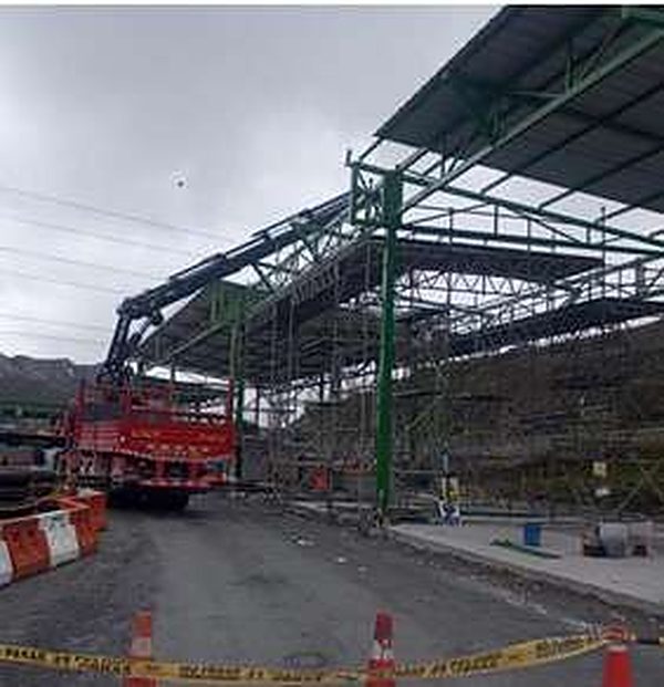 Estructura metálica en montaje en una unidad minera