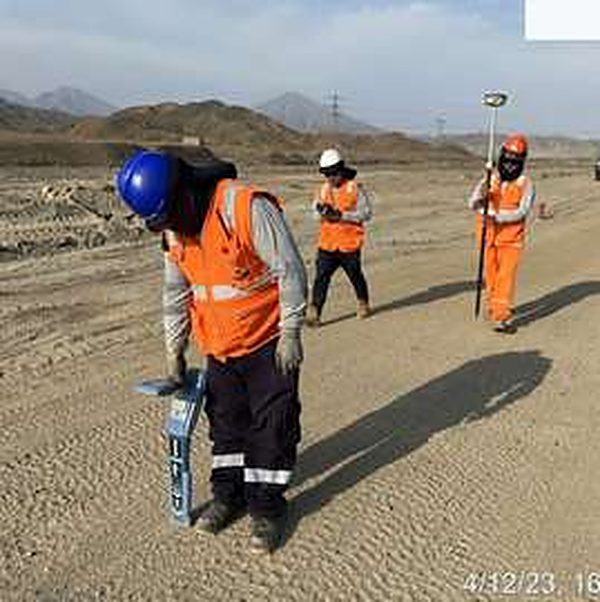 Cuadrilla de topografía con GPS en terreno arenoso